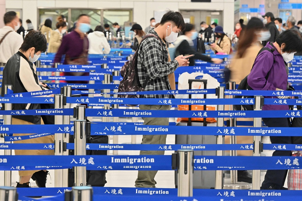 Travellers from the Chinese mainland queue up at a border checkpoint in Lok Ma Chau, a new territory of the HKSAR, south China, January 8, 2023. /CFP