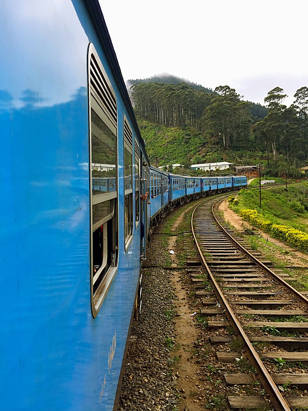 Visitors enjoy a train trip in Sri Lanka. /CFP