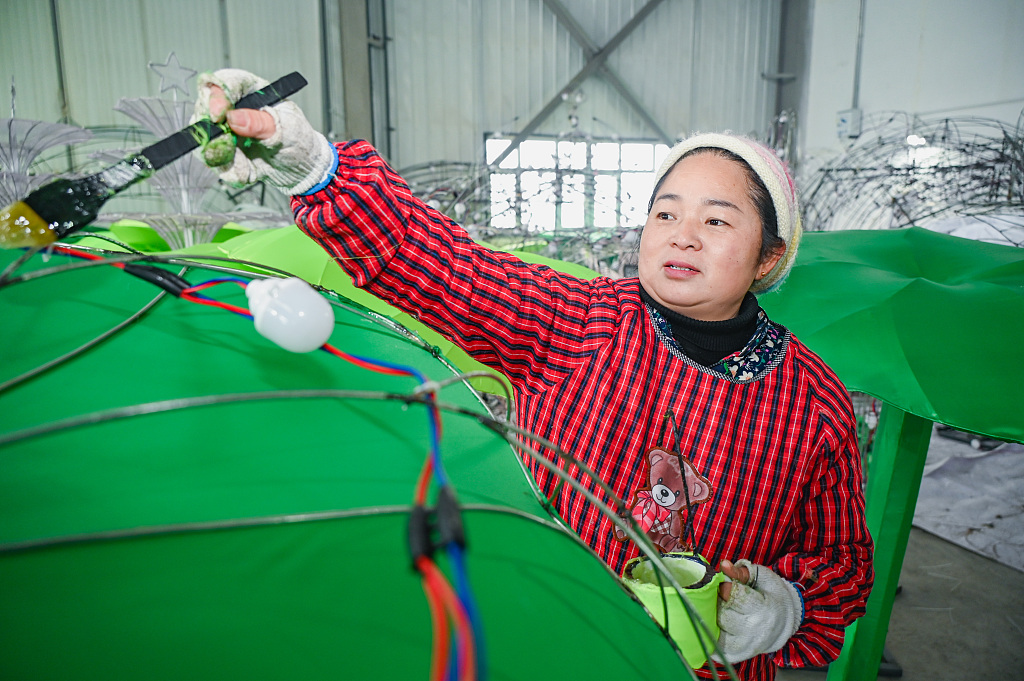 A worker makes festive lanterns in Changji, northwest China's Xinjiang Uygur Autonomous Region, on January 4, 2024. /CFP