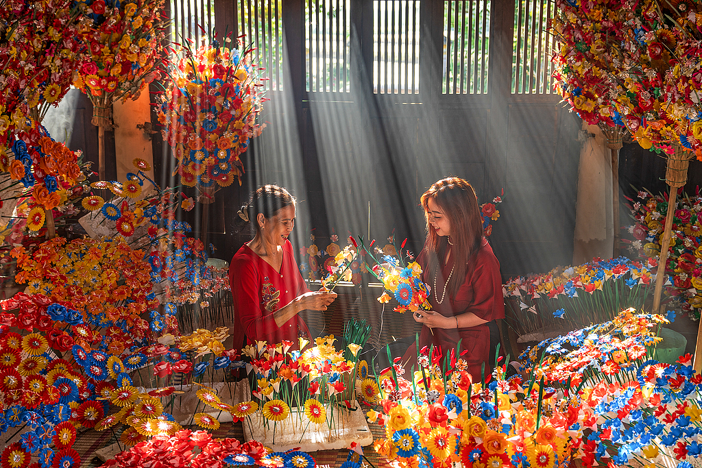 File photo of people making paper flowers for Spring Festival in the village of Thanh Tien, Vietnam. /Nguyen Sanh Quoc Huy/Solent News/VCG