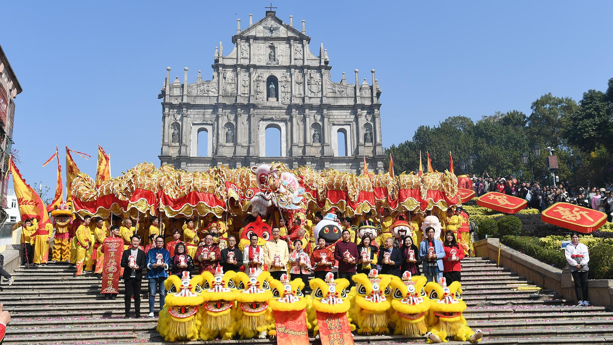 The golden dragon and lion dance troupes pose before the Ruins of St. Paul's in south China's Macao Special Administrative Region, January 29, 2025. /VCG