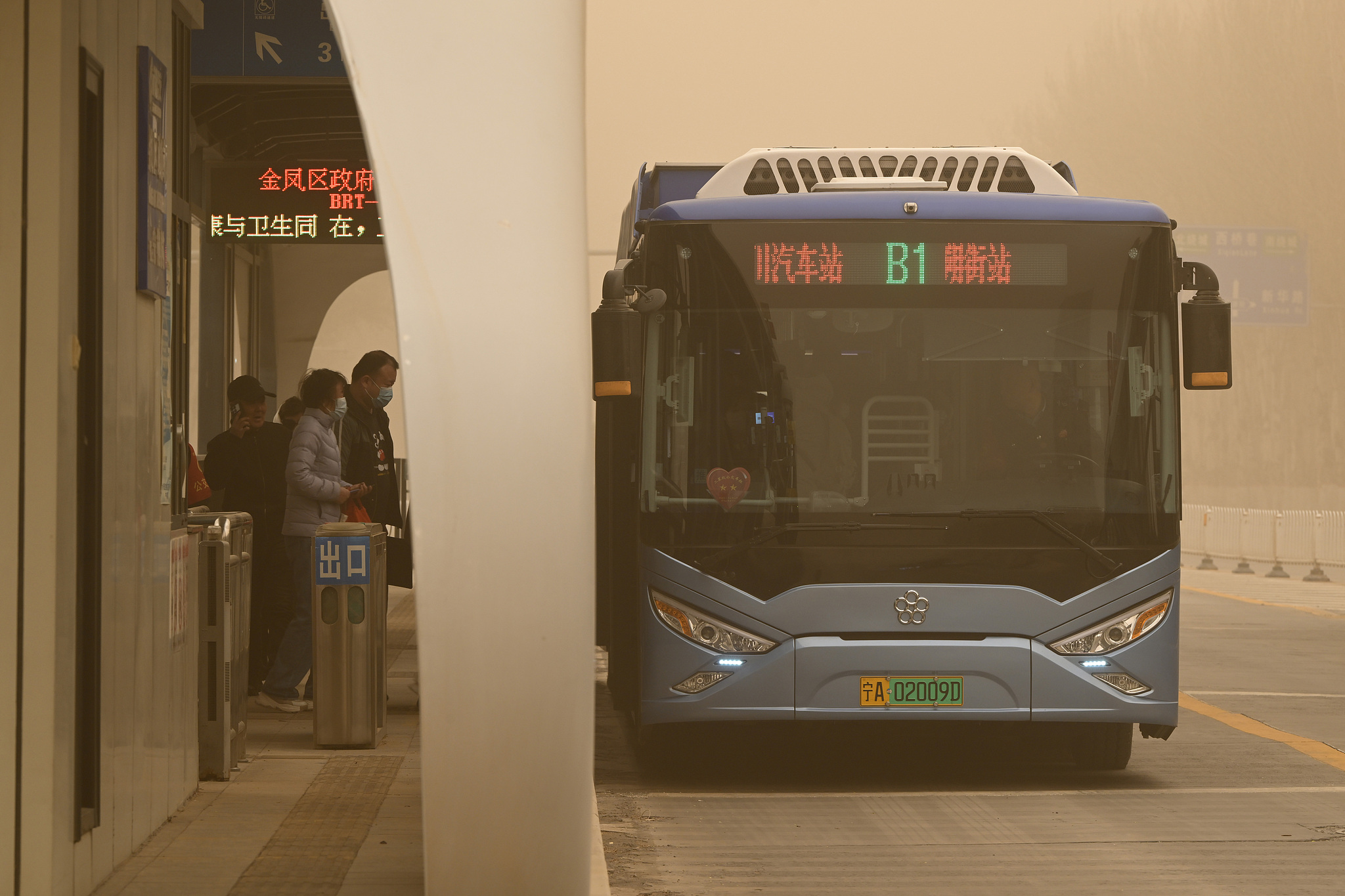 Sandstorms sweep Yinchuan City, Ningxia Hui Autonomous Region, northwest China, April 11, 2025. /VCG