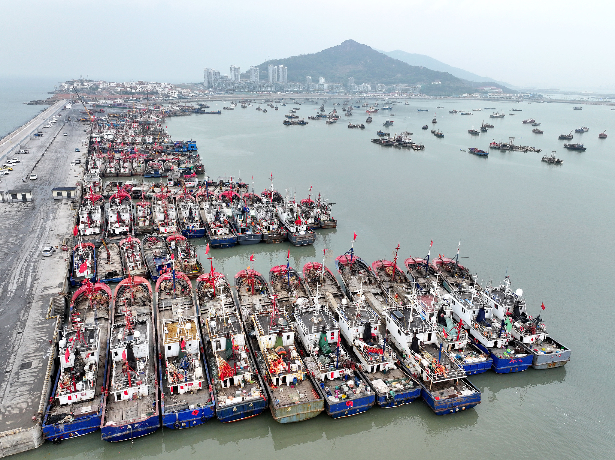 The fishing boats are anchored in the harbor to avoid the extreme weather in Lianyungang City, Jiangsu Province, east China, April 11, 2025. /VCG