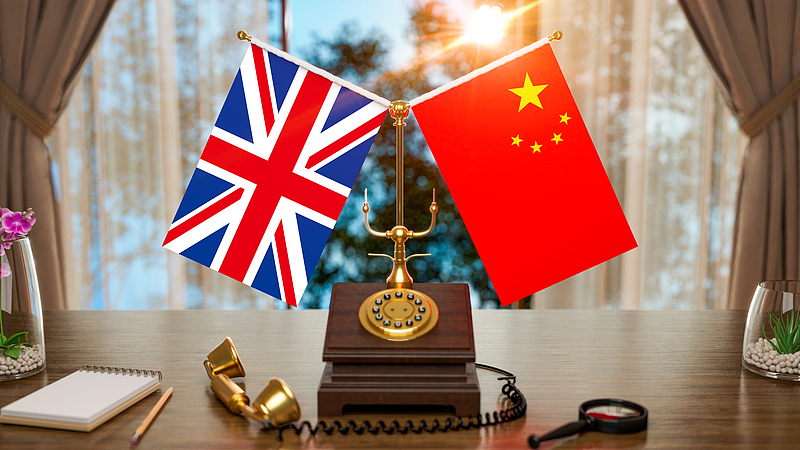 The British and Chinese flags. /VCG