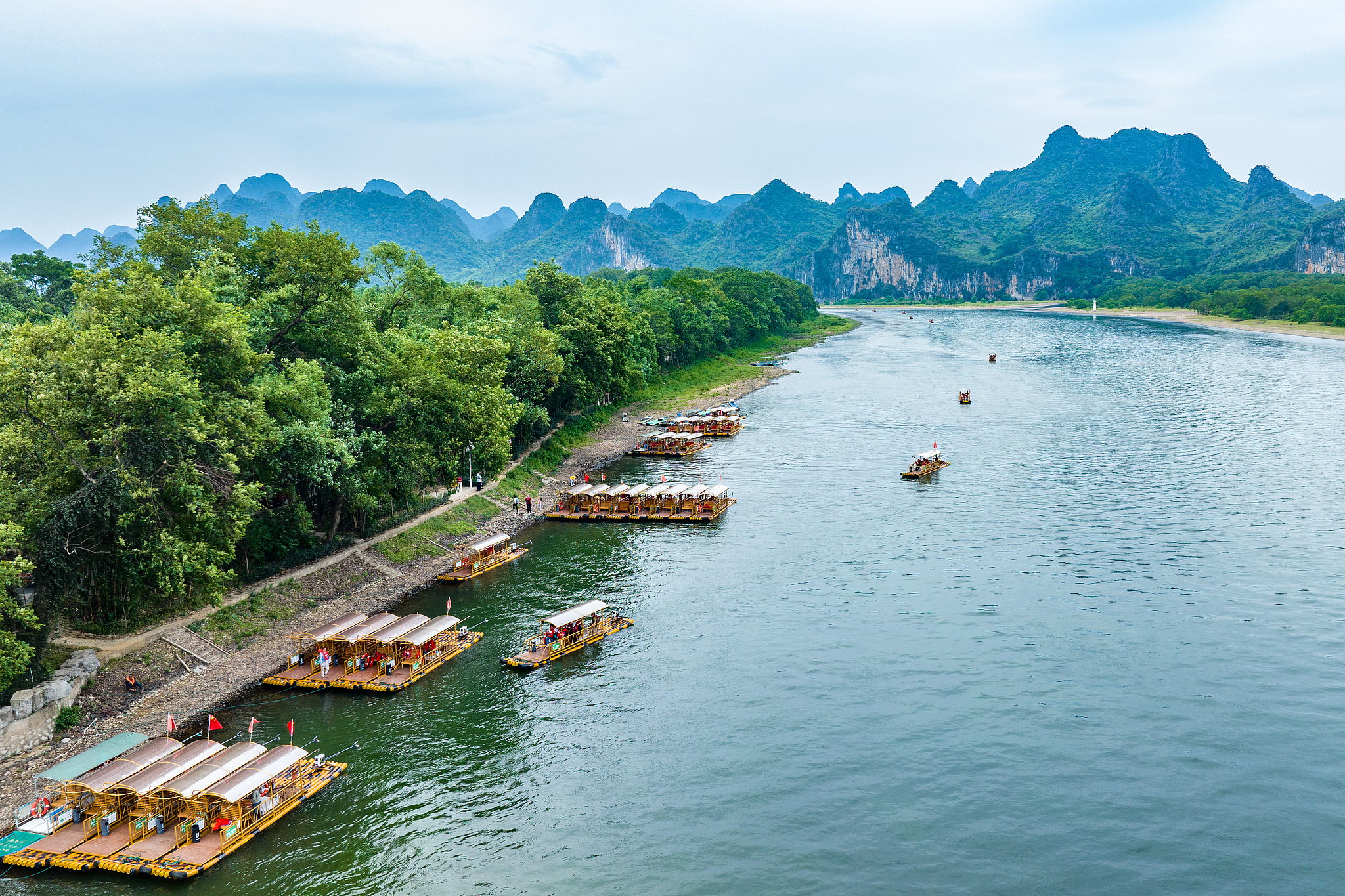 Electric bamboo rafts carry tourists along the Lijiang River, Guilin City, Guangxi Zhuang Autonomous Region, south China, September 24, 2024. /VCG
