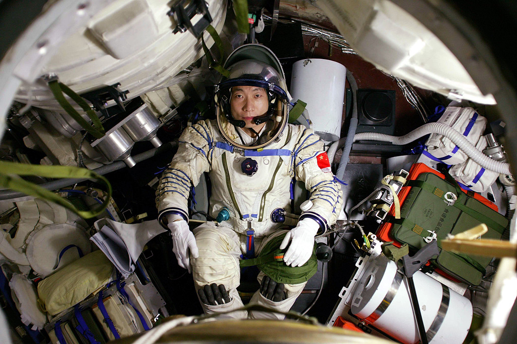 China's first spaceman Yang Liwei undergoes pre-launch training at the China Astronaut Research and Training Center in Beijing on September 27, 2003. /VCG