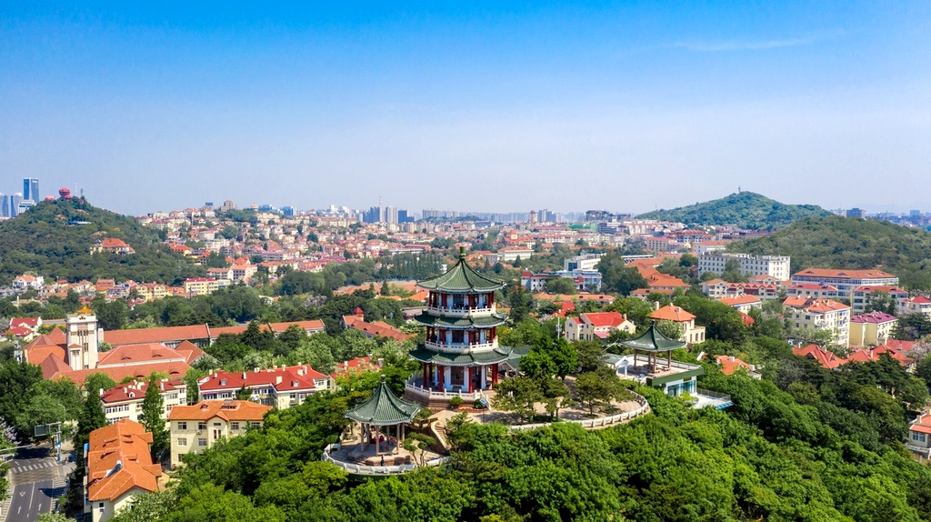 Cable cars move along the Taiping Mountain Cableway, offering visitors panoramic views of Qingdao, Shandong Province. /IC
