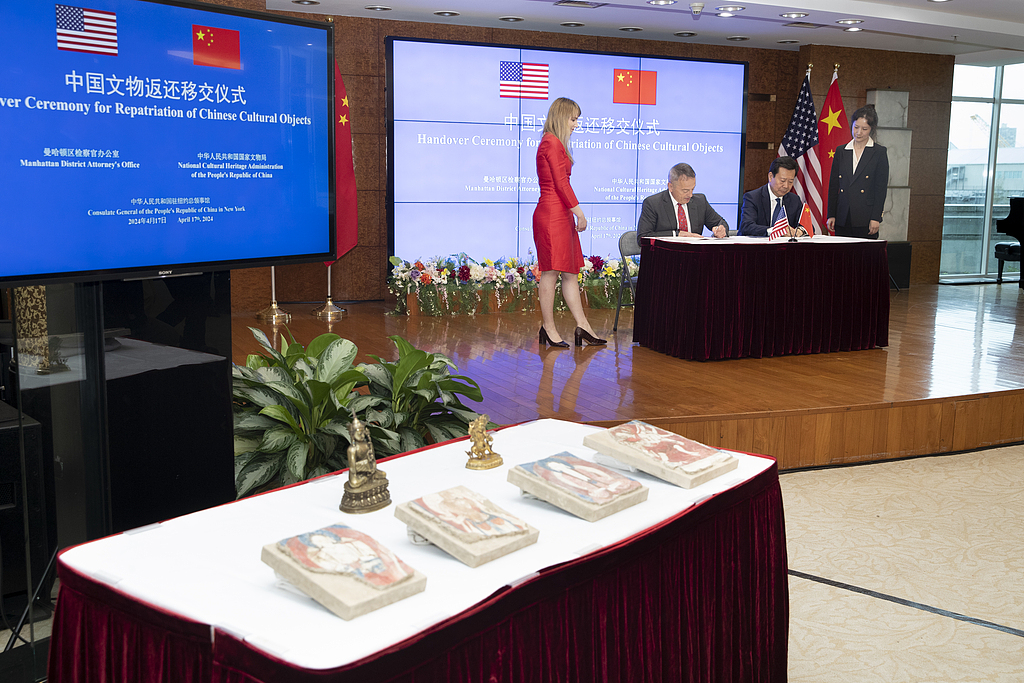The Handover Ceremony for Repatriation of Chinese Cultural Objects held at the Chinese Consulate General in New York on April 17, 2024, where 38 Chinese cultural relics were returned. /VCG 