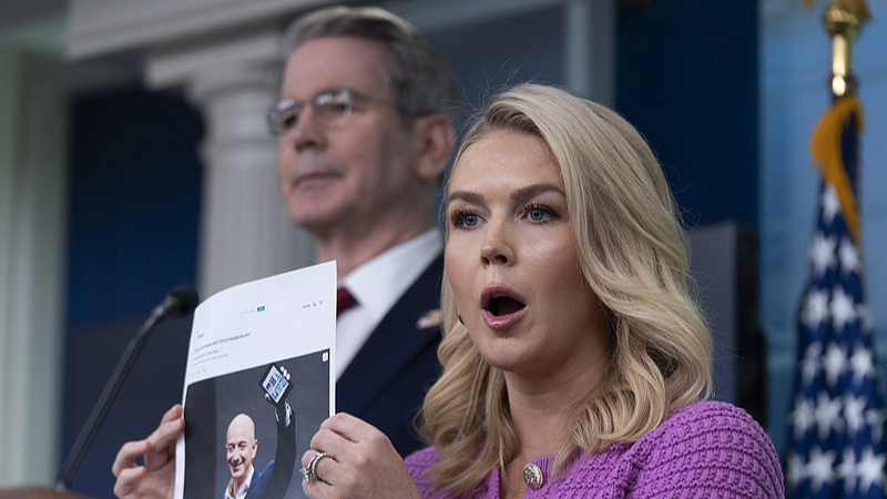 White House Press Secretary Karoline Leavitt, with U.S. Treasury Secretary Scott Bessent, shows a picture of Amazon founder Jeff Besos as she responds to a question about Amazon, during a briefing in the James Brady Press Briefing Room at the White House in Washington D.C., U.S., April 29, 2025. /VCG