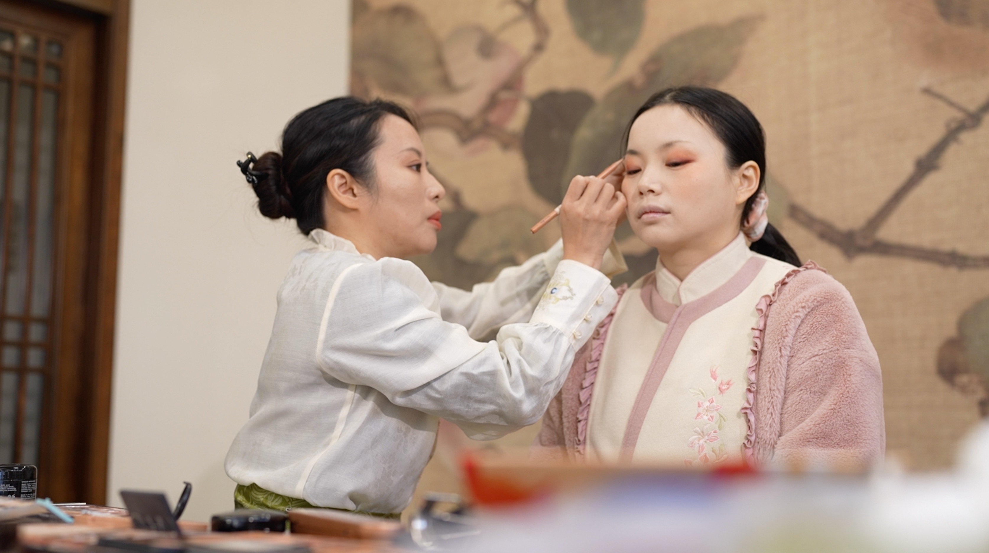 Chengdu makeup artist Lan Xi recreates historical Chinese looks, inspired by ancient relics at the Chengdu Museum. /CGTN