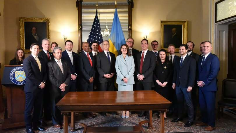 The U.S. and Ukraine delegations pose for a photo in Washington, D.C., U.S., April 30, 2025. /CMG