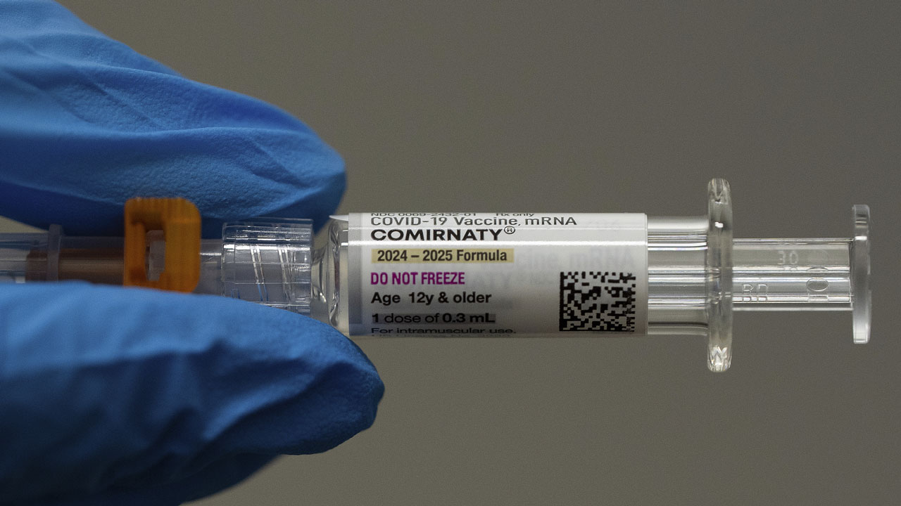 A pharmacist holds a Pfizer and BioNTech COVID-19 vaccine shot in Portland, U.S., April 24, 2025. /VCG