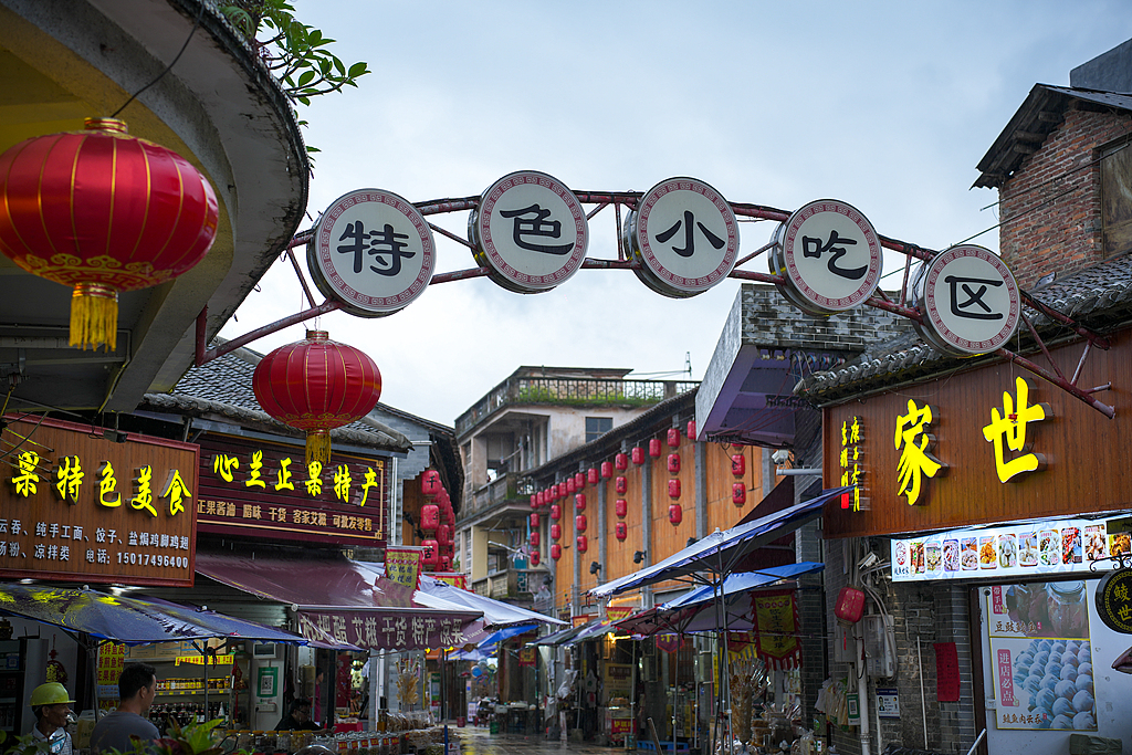 A food street lights up at dusk in Zengcheng District of Guangzhou, Guangdong Province. /VCG