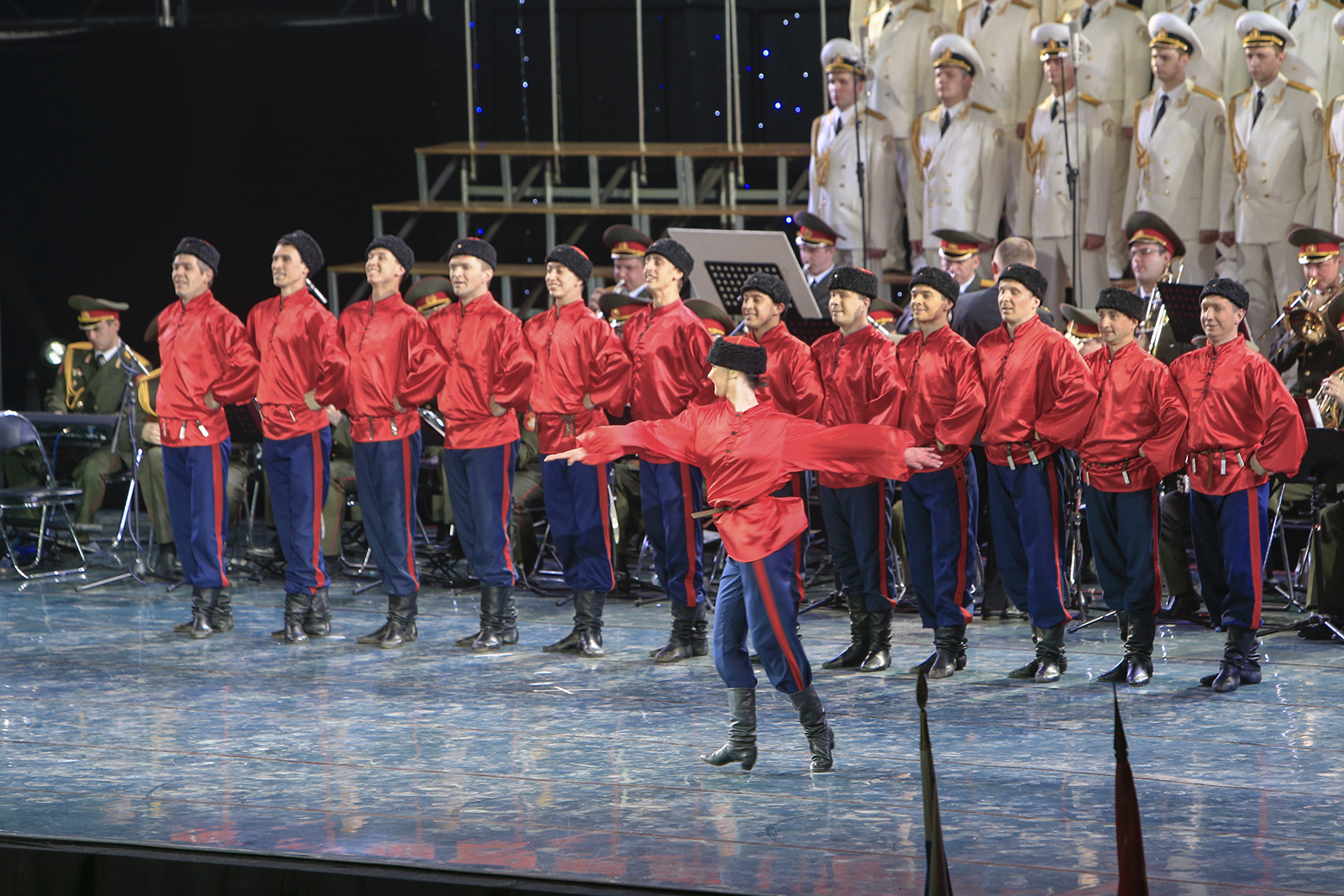 Members of Russia's Alexandrov Ensemble perform in Taiyuan, Shanxi Province, on January 2, 2015. /IC