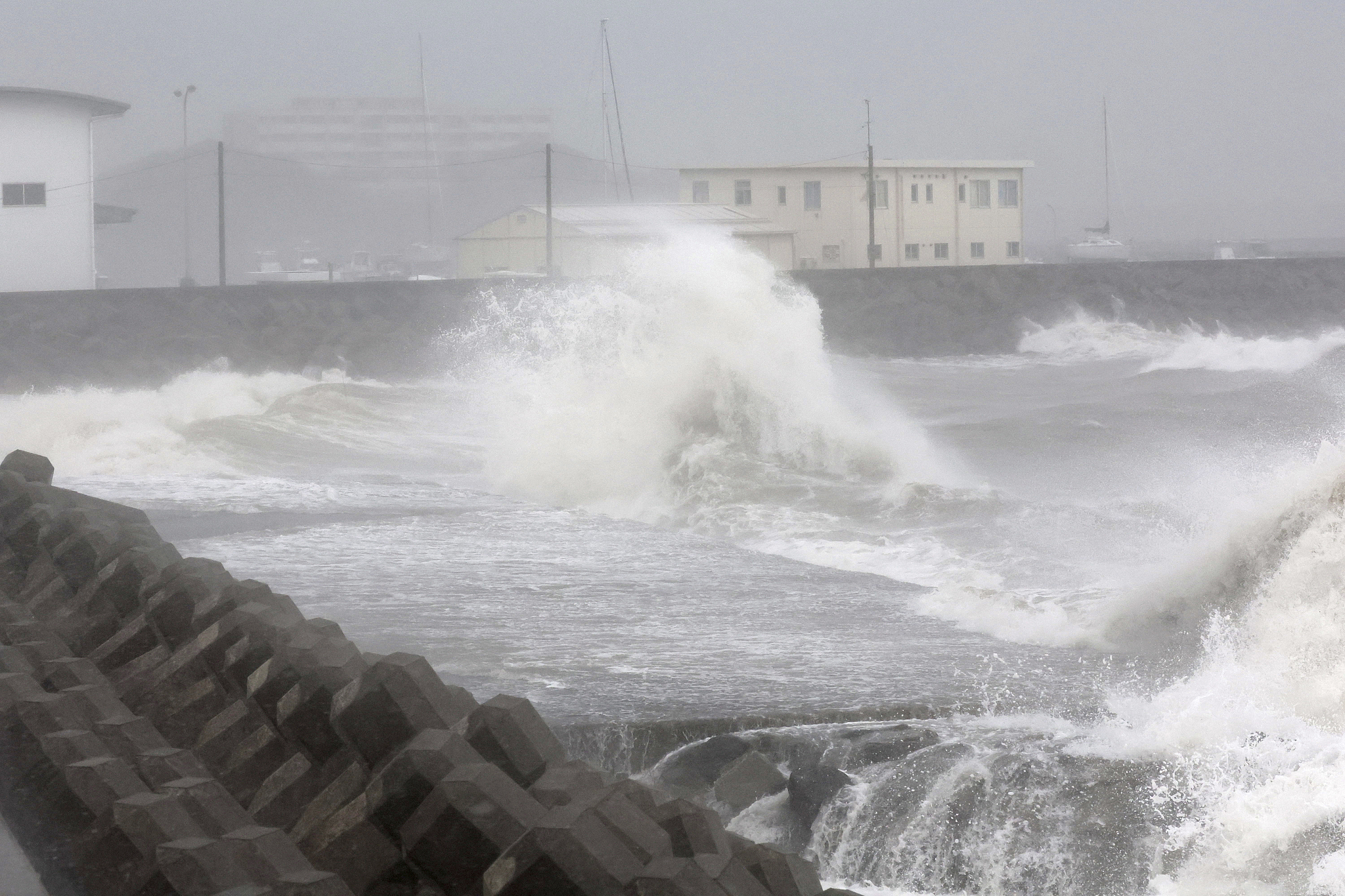 High waves are observed on the shore as Typhoon Shanshan (No. 10) approaches in Kagoshima Prefecture, Japan, on August 28, 2024. /VCG