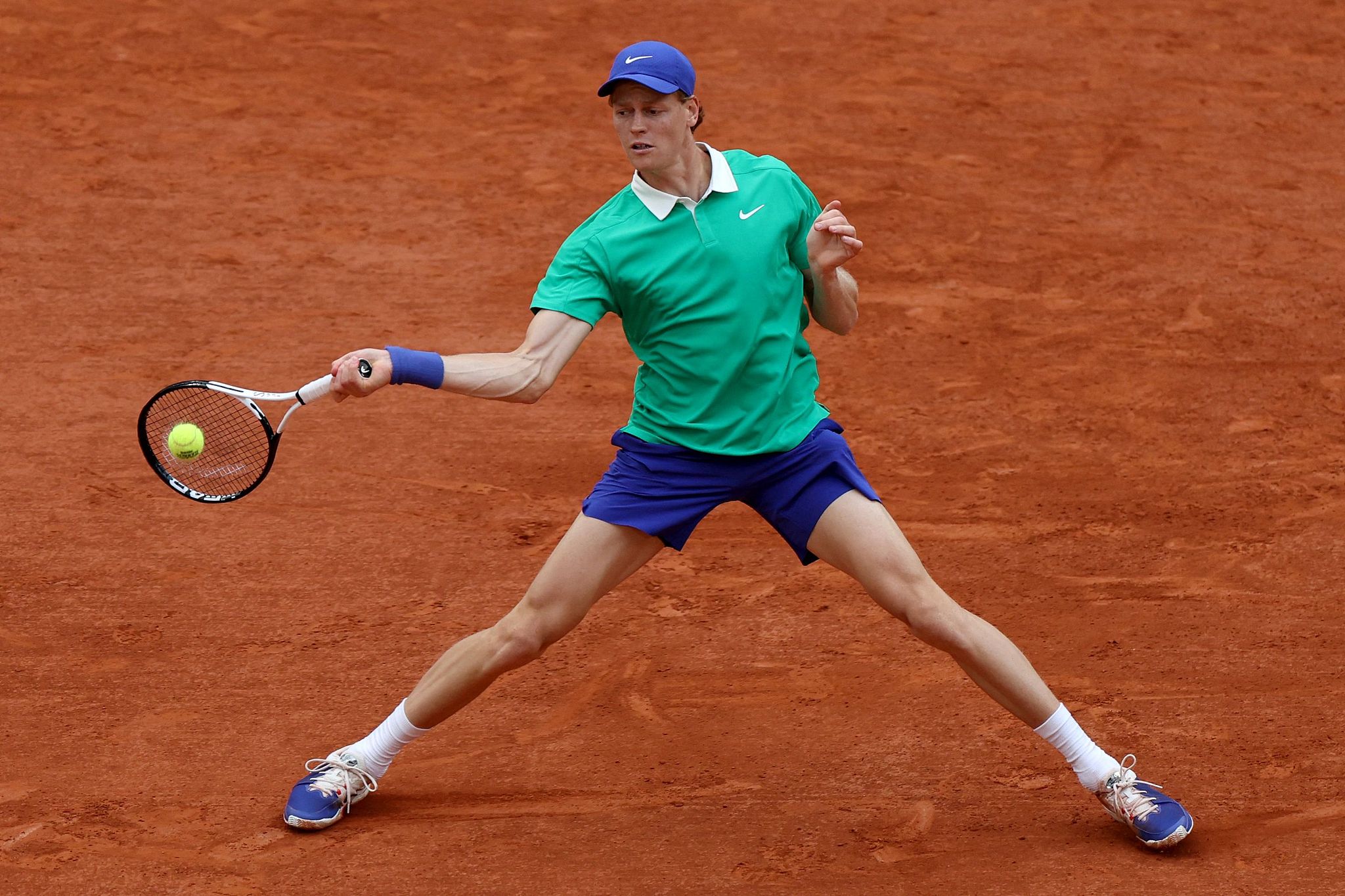 Jannik Sinner of Italy hits a shot against Novak Djokovic of Serbia in the men's singles semifinal at the French Open at Roland Garros in Paris, France, June 6, 2025. /VCG